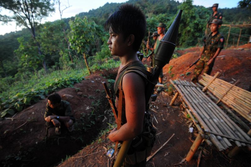This picture taken on September 22, 2012 shows soldiers from the All Burma Students Democratic Front - Northern Burma, an ally of the Kachin Independence Army holding their weapons near the Chinese border. Photo: AFP