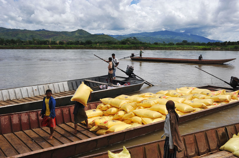 Goods are smuggled across the Shweli River, that separates Burma and China, May 2009 just outside Ruili SINOPIX